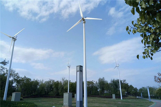 格子風力発電機システム50KW IP54風力発電機を離れたセリウムは電圧380Vを出力した